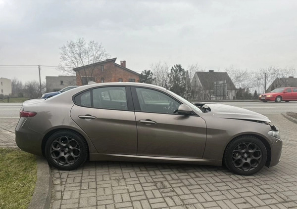 Alfa Romeo Giulia cena 44900 przebieg: 79612, rok produkcji 2017 z Żabno małe 301